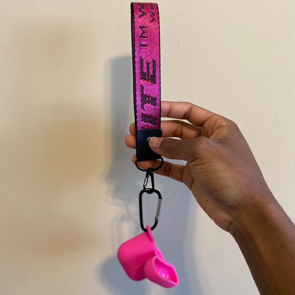 SHORT OFF-WHITE KEYCHAIN & AIRPOD CASE SET